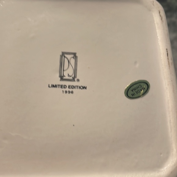 Paul Sebastian PS 1996 Limited Edition
White w Gold Trimmed Trinket Box 4” x 4” - Picture 3 of 4